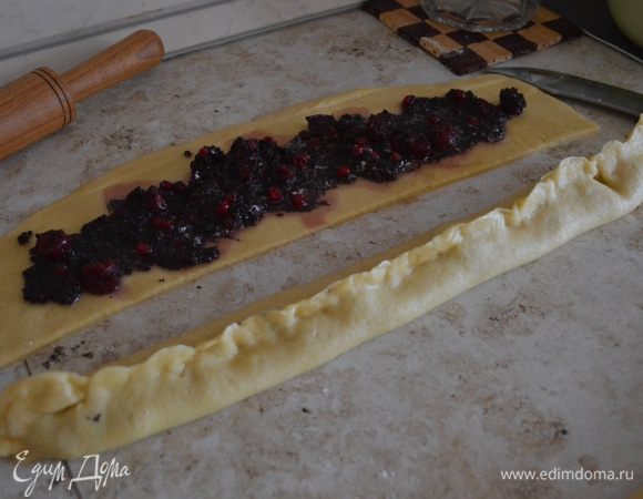 Края сильно и аккуратно защипнуть, т.к. начинка получается довольно влажной.