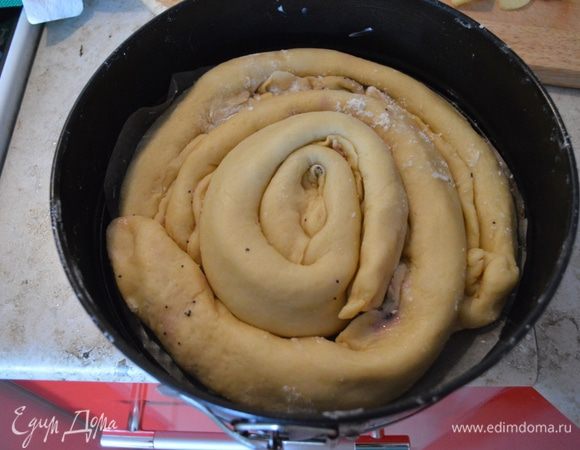 Форму смазать маслом, уложить в нее рулеты в виде спирали швом внутрь. Форма у меня диаметром 26 см.