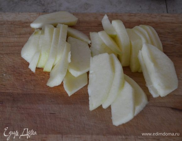 Яблоко очистить, нарезать тонкими пластинками.