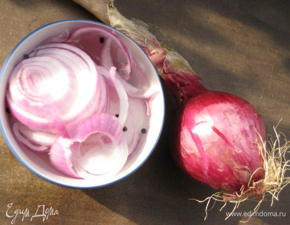 Лук нарезать кольцами, замариновать в воде с уксусом, добавить несколько горошин черного перца.