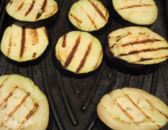 Помидоры и баклажаны нарезать кружочками. Баклажаны обжарить на гриле, готовые баклажаны сбрызнуть оливковым маслом, посолить.