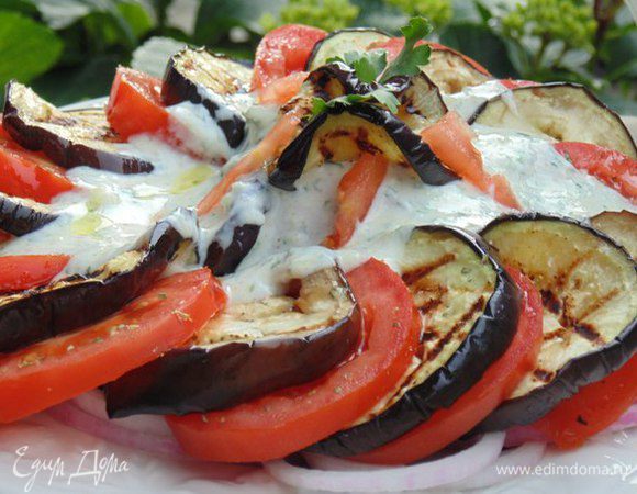 Слить маринад с лука. 
На тарелку выложить лук, сверху баклажаны с помидорами, в центр -йогуртовую заправку. Посыпать орегано.
Приятного аппетита! Хорошей погоды!