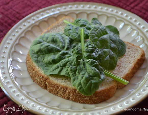 Хлеб ржаной тонко порезанный разложить, сверху листья молодого шпината или рукколы, салатные листья.