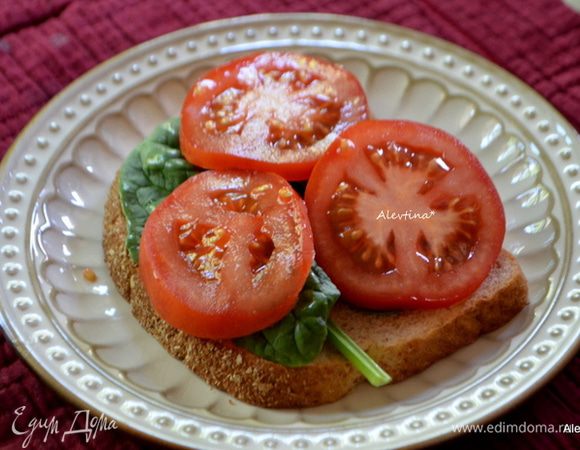 Томаты тонко нарезать положить сверху салата.