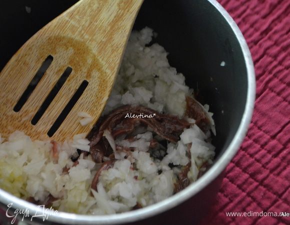В небольшой кастрюльке разогреть масло оливковое 1 ст. л. Затем  добавить  крупный мелко порубленный лук шалот, чеснок, баночные анчоусы-филе очищенное. Готовить помешивая 2-3 минуты. Анчоусы разойдутся на части. Добавить красный перец хлопьями. Перемешать. Затем винный уксус, убавить огонь и готовить помешивая 1 мин. Добавить остальное оливковое масло. Перемешать. Снять с огня.