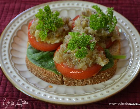Выкладываем заправку поверх томатов. Украшаем свежей зеленью и вперед наслаждаемся вкусным обедом. Для пикника заправку положить в закрытый контейнер.
