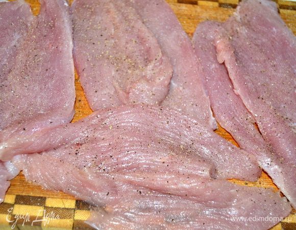 Поперчить и посолить с двух сторон по вкусу.