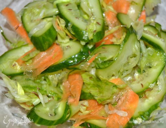 Овощи помять руками и уложить в миску с маринадом. Перемешать и убрать в холодильник.