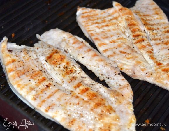 На сковороде гриль обжарить с двух сторон филе. По 3-4 мин с каждой стороны.