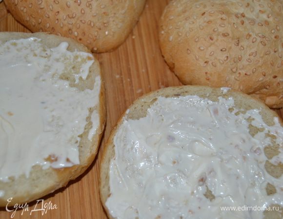 На каждую булочку выкладываем по чайной ложки йогурта (можно и майонез).