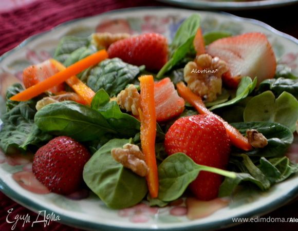 Сладкий красный перец небольшой очистить, нарезать соломкой. Добавить в салат. Разложить грецкие очищенные орехи.