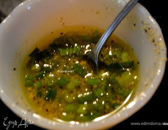 Приготовим заправку: смешать все в емкости, шнитт лук или зеленый перьеми - несколько перьев - порубить мелко.