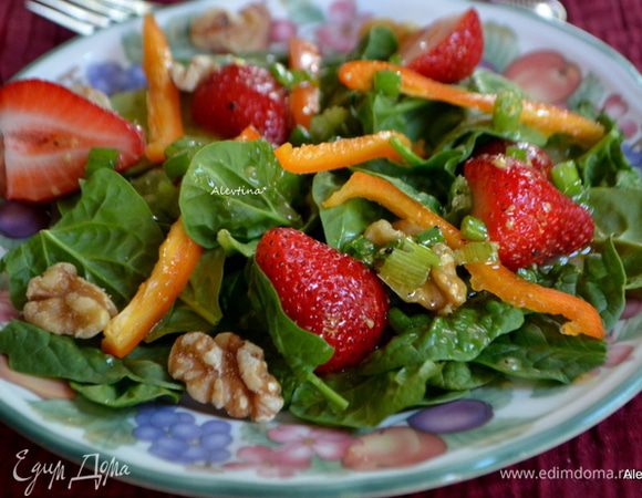 Салат подаем к столу и заправляем заправкой. Приятного аппетита.
