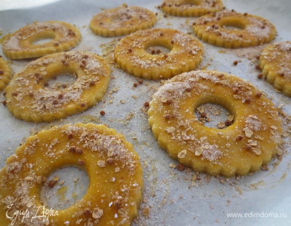 Жареный арахис почистить и измельчить, смешать с крупным сахаром и посыпать сверху кольца. У меня не было арахиса, я смешала крупный сахар и шоколадные мюсли ("корн-флекс").