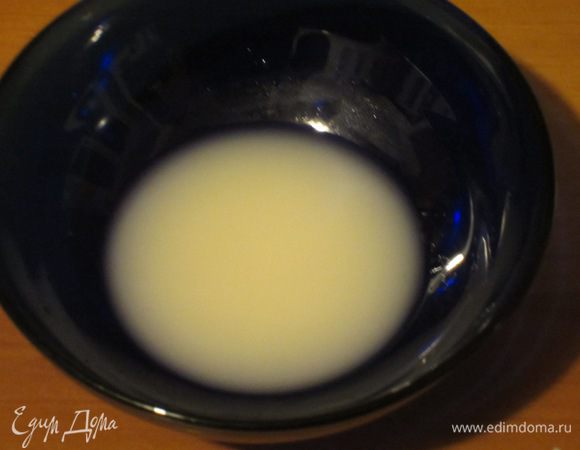 Дрожжи растворить в небольшом количестве тёплой воды.