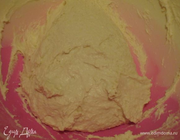 Из муки, йогурта, воды и дрожжей замесить тесто. Добавить соль и вымесить тесто еще минут 5. Тесто положить в миску, накрыть полотенцем и поставить на ночь на расстойку (10 часов).
