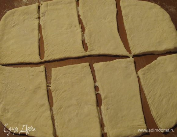 На рабочей поверхности, присыпанной мукой, раскатать тесто в пласт, нарезать полоски шириной 2 см, длиной - около 4-х (должно получиться 16 полосок).