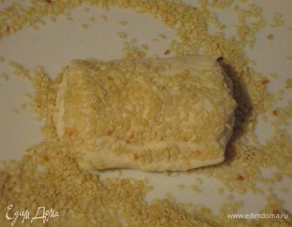 Обвалять булочки в кунжуте.
