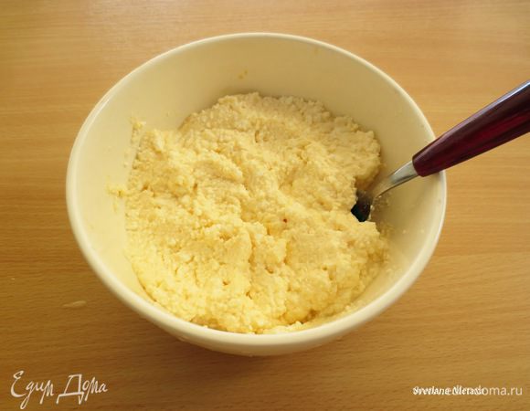 Творог тщательно растереть с яйцом, сахаром и солью. Просеять муку, добавить ванилин или измельченную цедру апельсина, соду, гашенную лимонным соком.
