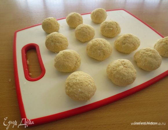 Замесить творожное тесто. Разделить его на равные части, сформировать шарики (колобки).