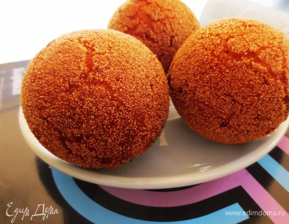 Жарить в хорошо разогретом фритюре (в глубокой сковороде, в большом количестве растительного масла) до появления золотистой корочки и потом еще примерно 5 минут. Разрезать один "апельсин", если он внутри прожарился, то вынуть шумовкой остальные, если нет, то еще чуть-чуть обжарить.
Творожные "апельсины" переложить на блюдо и подать к чаю с апельсиновым вареньем, джемом.