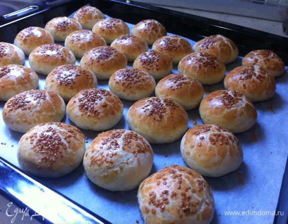 Печь булочки следует в предварительно разогретой духовке при температуре 180 градусов до светло-коричневого цвета. Обычно требуется 15-20 минут.
** И на второй день поача остается вкусной даже в холодном виде.
Приятного аппетита!