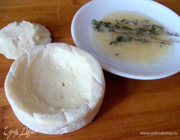 Срезать у сыра верхнюю часть так, чтобы получилось углубление примерно 7мм и по краям бортики.
Тимьян залить медом и поставить на несколько секунд в микроволновку, чтобы мед растаял.