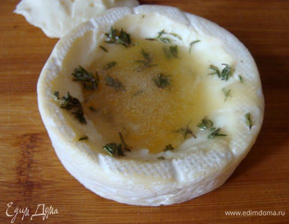 Перелить мед в углубление у сыра, туда же покрошить тимьян.