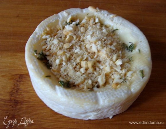 Несколько орешков оставить целыми, остальное измельчить и насыпать сверху меда.