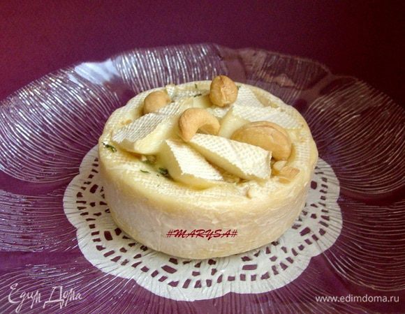 Там же распределить целые орешки.
Поставить сыр в духовку на 7-10 минут при 200*

Приятного аппетита и хорошего настроения!