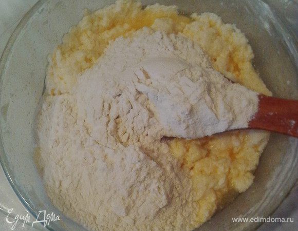 Теперь подсыпаем просеянную муку, замешиваем мягкое тесто, к рукам практически не липнет.