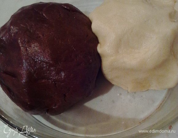 Разделить тесто на на 2 части, к одной добавить какао и вымешать до однородного цвета. Вот такие вышли колобки. Отправим их, обернув пленкой, в холод на 30-50 минут.