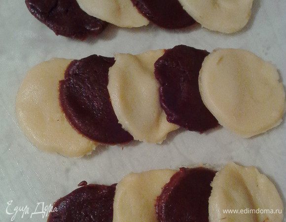 Затем раскатываем оба теста и вырезаем выемкой (у меня была рюмка) кружочки. Укладываем их по 2 каждого цвета (чередуя), как на фото.