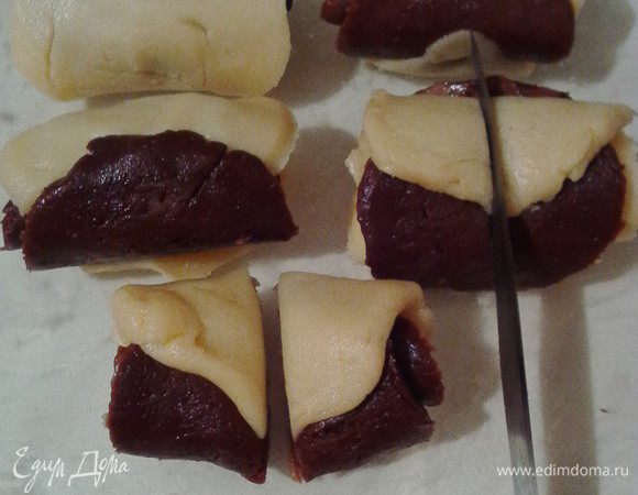 Скатываем их рулетиком по длине и по середине разрезаем, как на фото. Перевернуть полученные заготовки на 90°С.