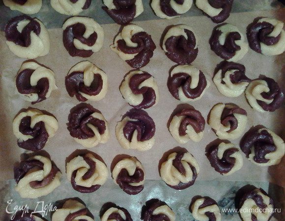 Вот такие завитки уже готовы прыгнуть в духовку, которая уже разгорелась до 190°С и будет принимать их у себя в гостях 15-20 минут (зависит от духовки).