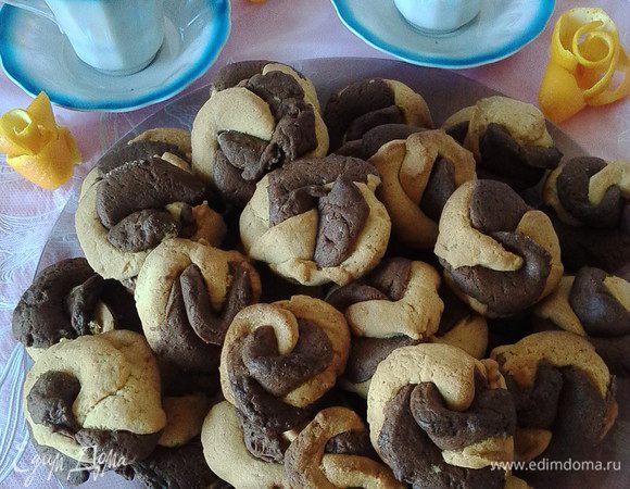 Разливаем по чашкам любимый ароматный напиток и наслаждаемся сладким рассыпчатым песочным лакомством, тающим во рту! Угощайтесь!