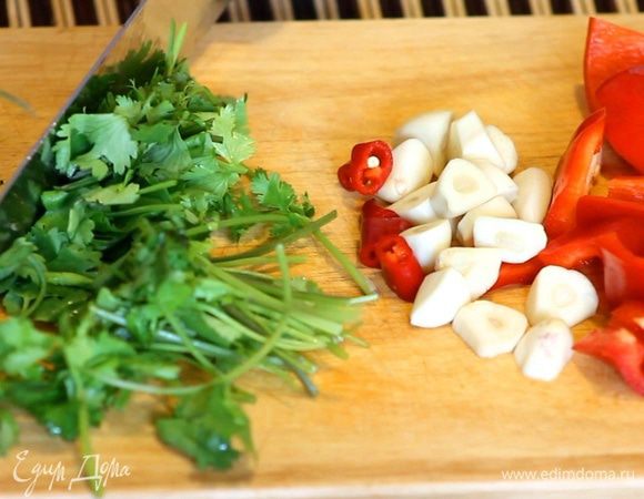 Режем крупно чеснок, чили перец, сладкий перец, и кинзу.
