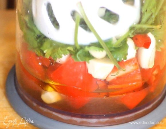 Складываем порезанные овощи в глубокую емкость. Добавляем оливковое масло, рыбный соус и сок половины лимона.