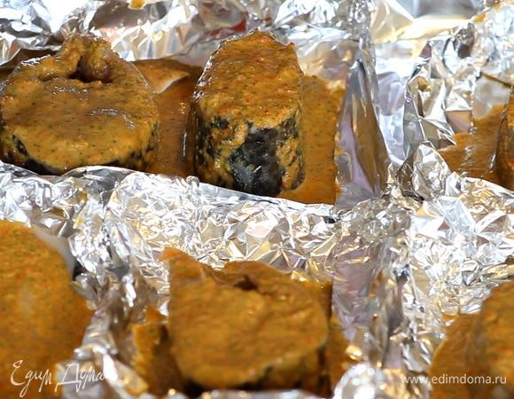 Кладем каждый стейк в мисочку из фольги и полностью покрываем перечным соусом. 