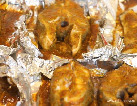 Запекаем рыбу 12-15 минут при 200 градусах. При запекании, из трески выделяется сок, который смешивается с перечным соусом и остается в мисочке.