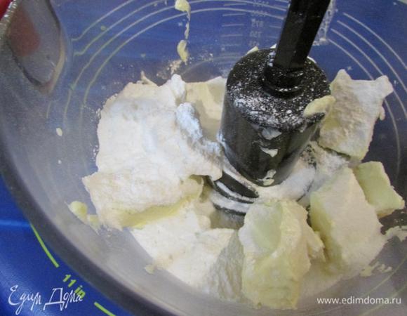 В чаше блендера соединить размягченное сливочное масло, сахарную пудру, ванильный сахар, соль.