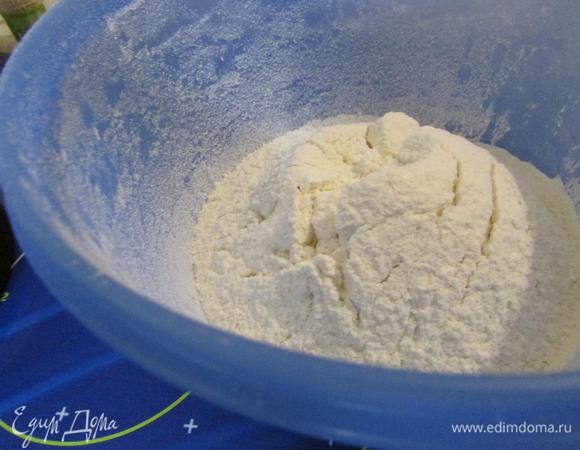 Просеять муку и постепенно добавить к сахарно-сливочной массе.