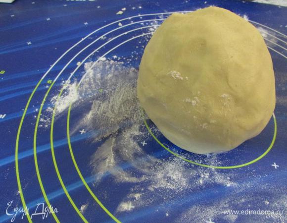 Замесить мягкое тесто.