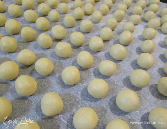 Из теста формовать маленькие шарики (у меня каждый шарик по 5 грамм). Выложить на противень, застеленный пекарской бумагой. Отправить в разогретую духовку (160 градусов). Выпекать 12 минут (я выпекала 18). Печенье должно быть светлым.