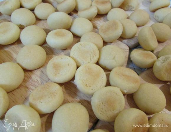 Готовое печенье выложить на разделочную деревянную доску и дать остыть.