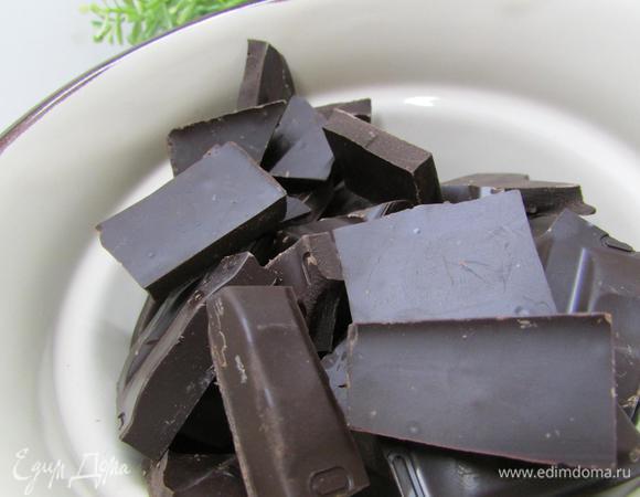 Шоколад разломать на маленькие кусочки. Растопить на водяной бане.