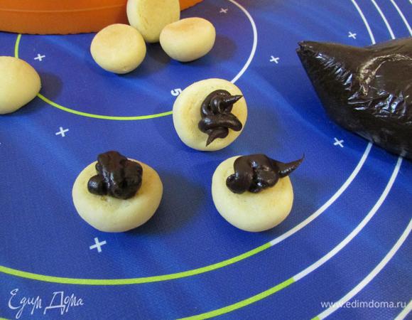 Шоколадный крем выложить в кондитерский мешок, сделать маленький надрез. Выдавить немного крема на половинки печенюшек.