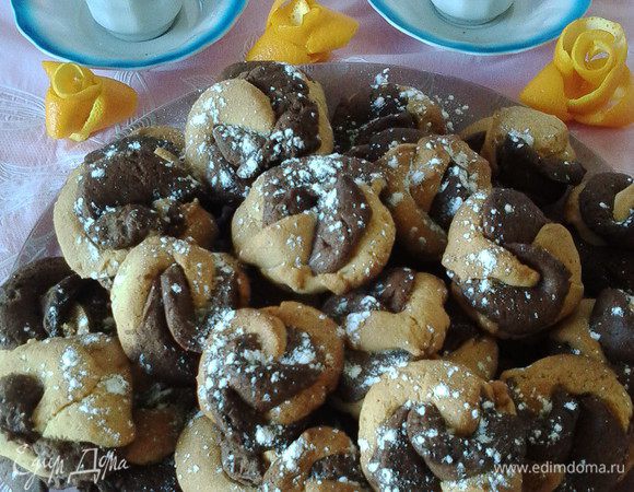 Можно вот так ещё посыпать сахарной пудрой.