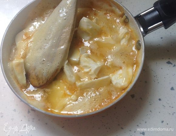 В маленькой сковородке или ковшике смешать мед и соду, поставить на слабый огонь и варить до образования густой пены, сразу снять с огня. Добавить к получившейся горячей массе нарезанный кусочками мягкий маргарин и перемешать. 