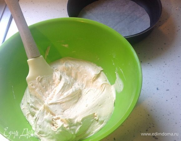 Добавить к яично-сахарной смеси мед с маргарином, муку, ванилин. Все еще раз хорошо взбить миксером. Тесто должно быть как густая сметана.
